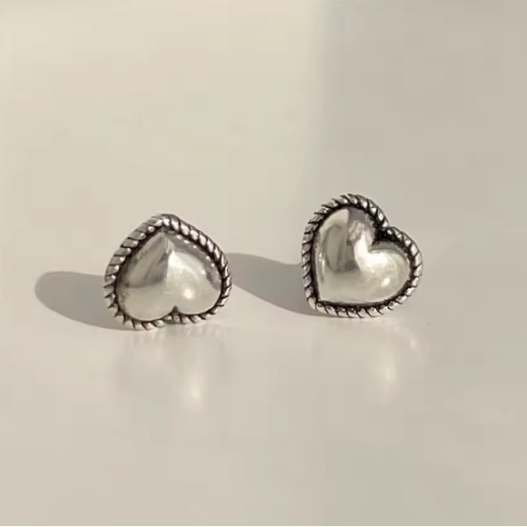 S925 Silver Small Heart Stud Earrings. - Picture 4 of 5
